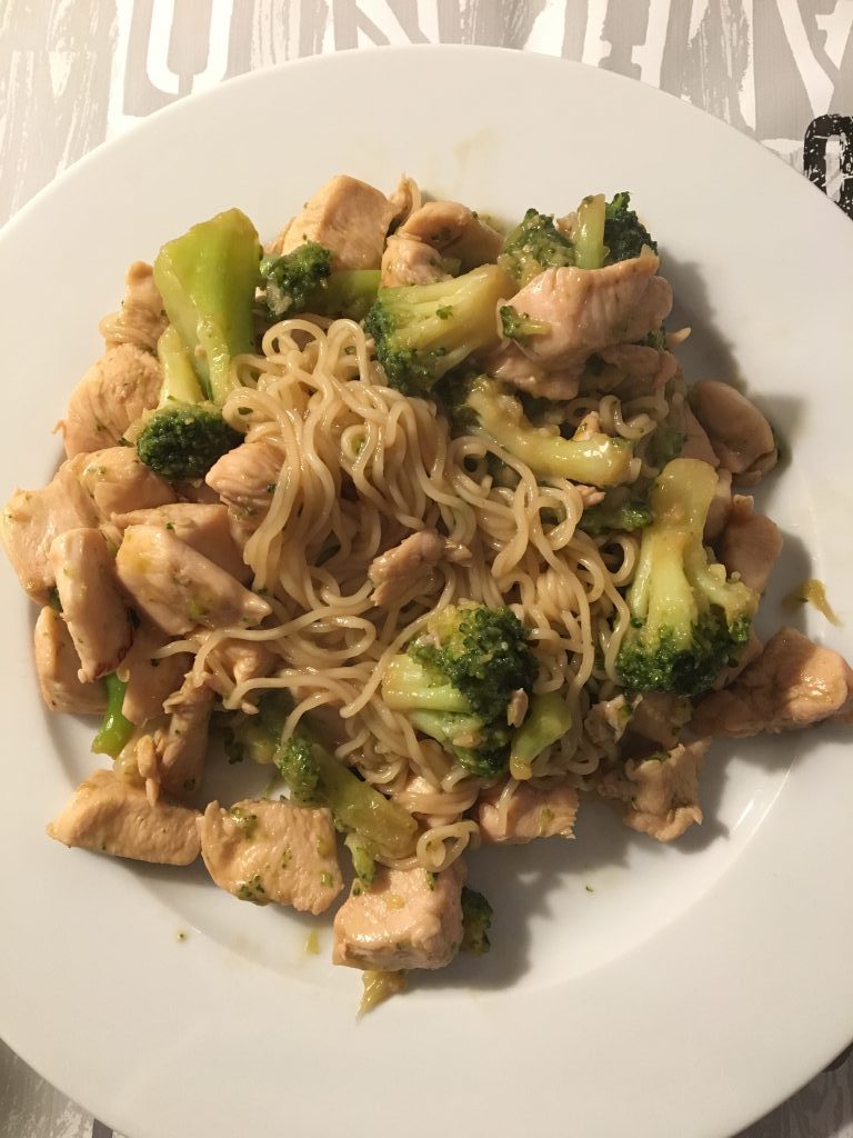 Noedels met kip en broccoli
