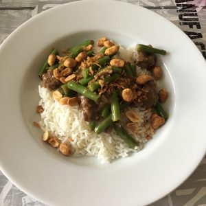 Recept: Sperzieboontjes in satésaus met gehakt en rijst