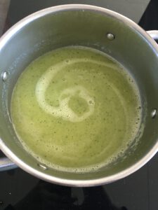 Recept: Bloemkool-courgette soep voor luie keukenprinsessen
