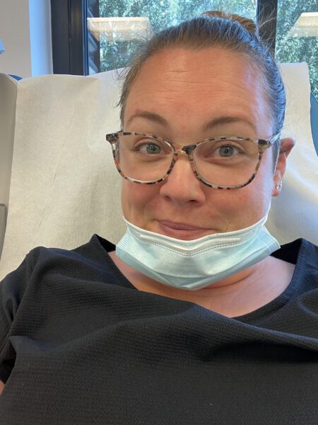 Kirsten met een mondkapje op bij haar eerste keer bloed doneren.