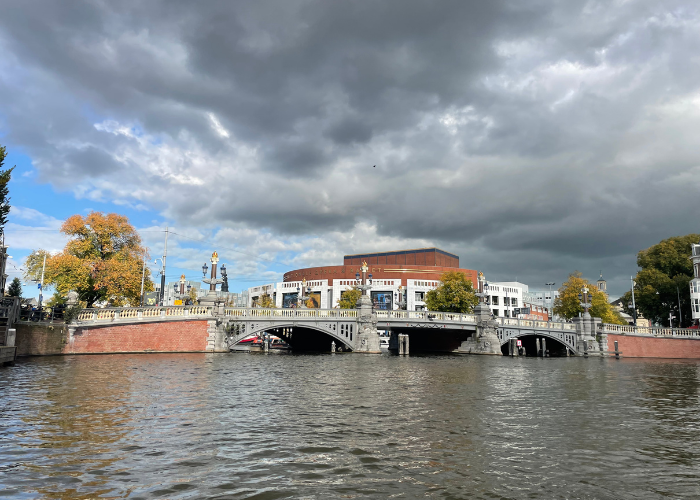 Uitzicht op de National Opera en Ballet in Amsterdam vanaf het water met de blogboot fun