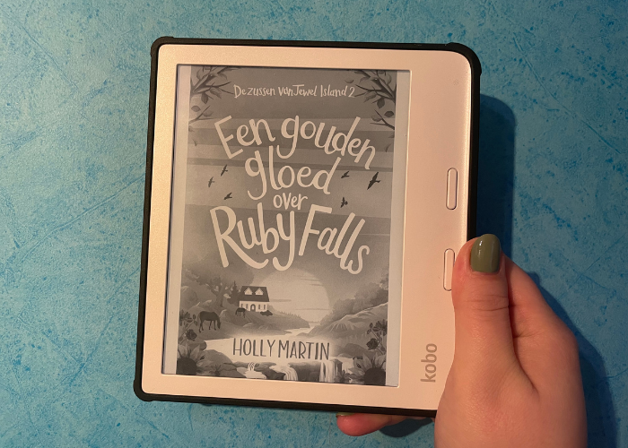 Kobo reader met e-book een gouden gloed over Ruby Falls.