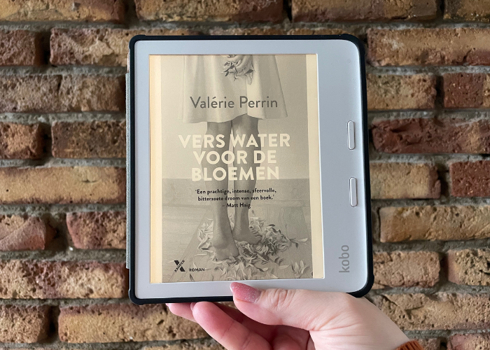 E-reader met het e-book Vers water voor de bloemen.
