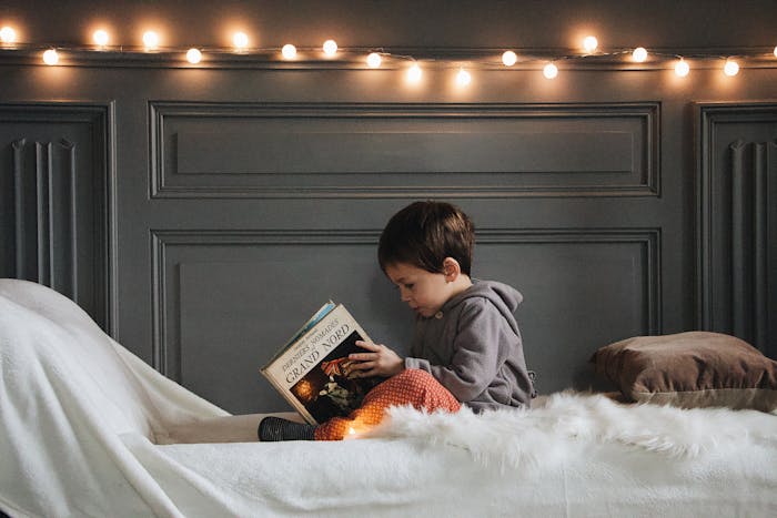 Jongen zit op bed te lezen - afbeelding decoratief bij de blog Wat is de DMT Toets