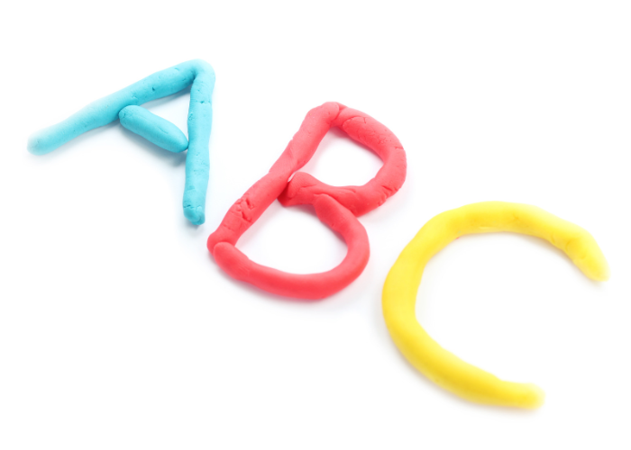 Sensorisch spel bij beginnende geletterdheid. Letters maken van klei.