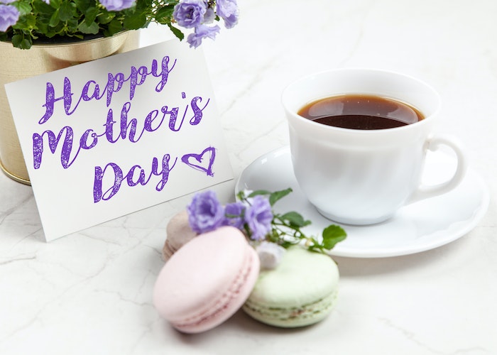 BLogafbeelding met kopje koffie, macarons en een kaartjes waarop staat: happy Mother's Day.