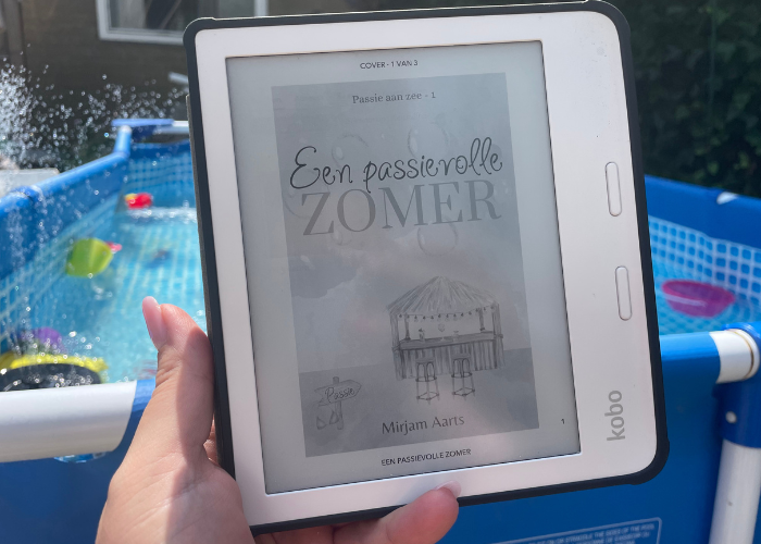E-reader met het boek Een passievolle zomer van Mirjam Aarts met op de achtergrond een zwembad.