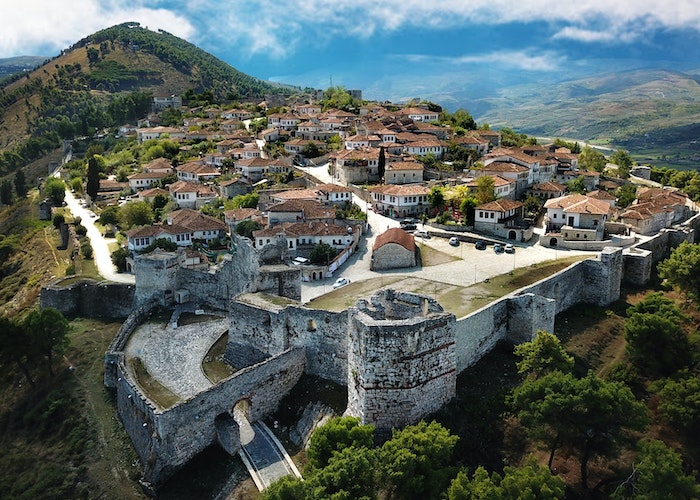 Stadaanzicht van Berat in Albanië.