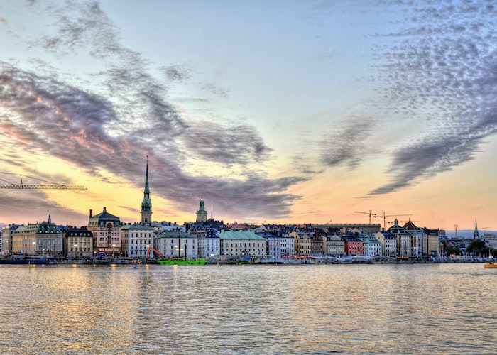 Stadsaanzicht van Stockholm over het water heen.