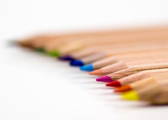 kleurpotloden op een rij - Wat is een startgesprek op de basisschool?