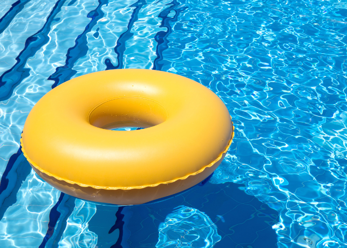 Goed voorbereid op het nieuwe zwemseizoen. Op de foto zie je een gele zwemband in het zwembad.