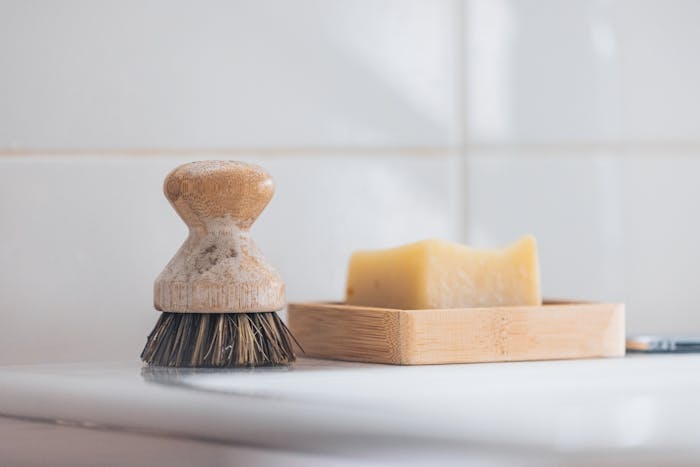 houten afwasborstel met afwaszeep voor schoonmaken zonder plastic.