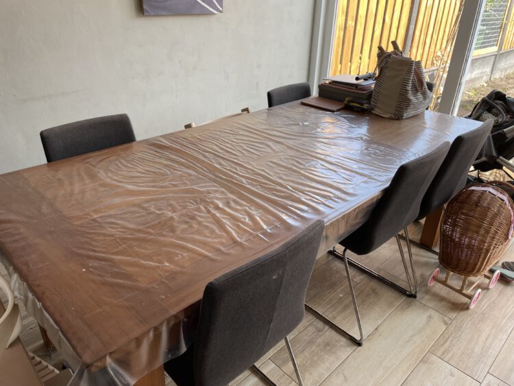 Naar een opruimde eettafel.