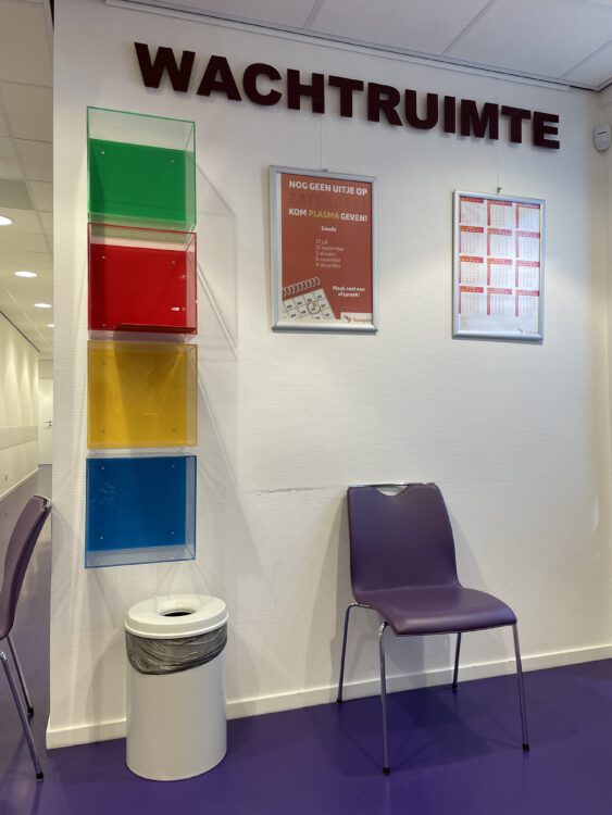 De wachtruimte bij de bloedbank.