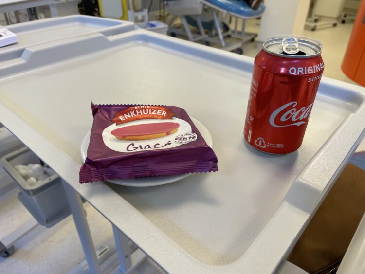 Roze koek en cola na het bloed doneren