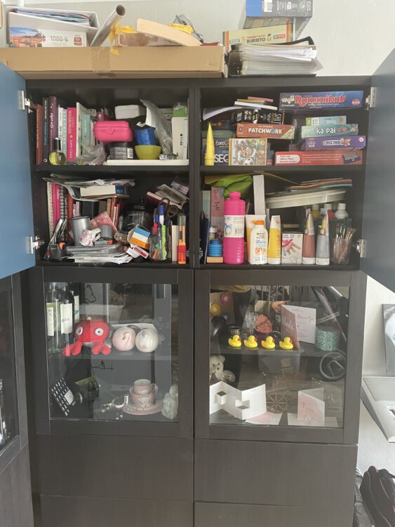 De woonkamerkast zonder op te ruimen.