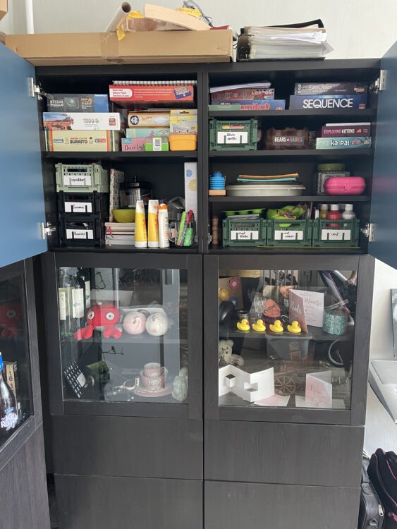 De woonkamerkast bovenin op geruimd