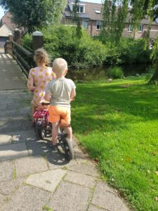 De kinderen van Linda op de fiets.