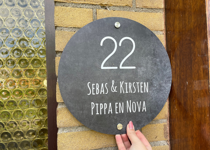 Een nieuw naambordje bij de voordeur