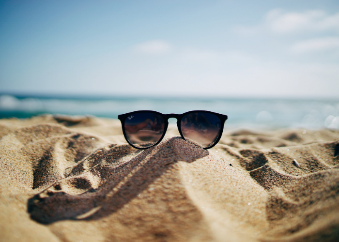 Zonnebril op het strand.