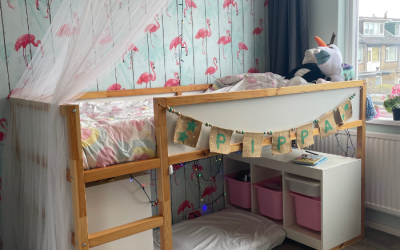 Een lees- en speelplek onder een hoogslaper