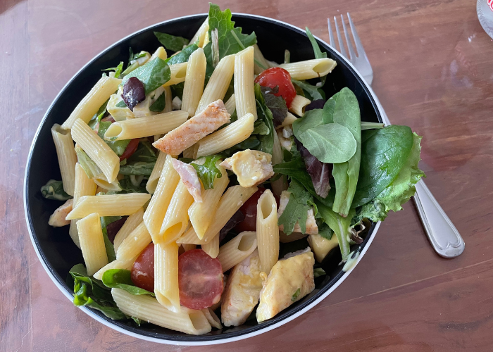 Recept: Pastasalade kip en honingmosterd dressing