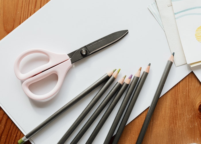 Rare uitspraken van ouders op het oudergesprek. Foto flatlat van schaar, papier en potloden.