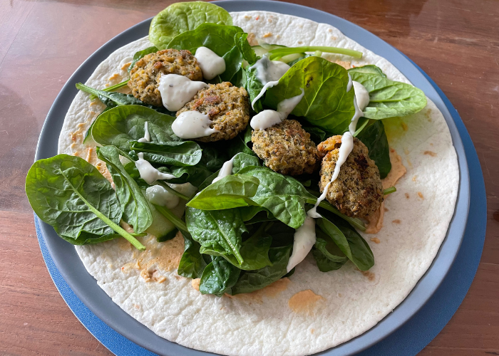 Wraps met pittige humus, bladspinazie, komkommer en falafel.