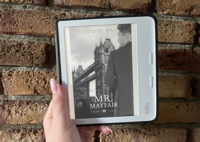 Ereader met het boek Mr. Mayfair.