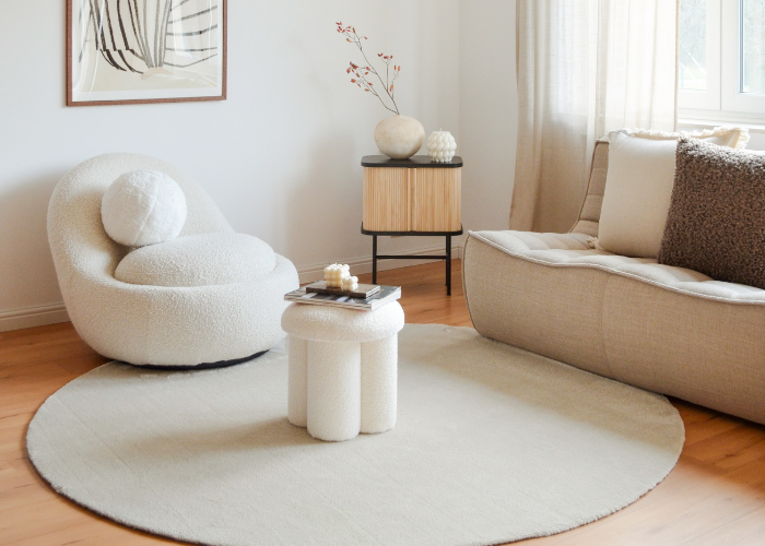 Rond vloerkleed in de woonkamer.