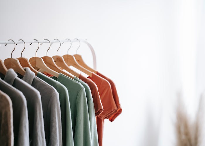 Een duurzame kledingkast inrichten