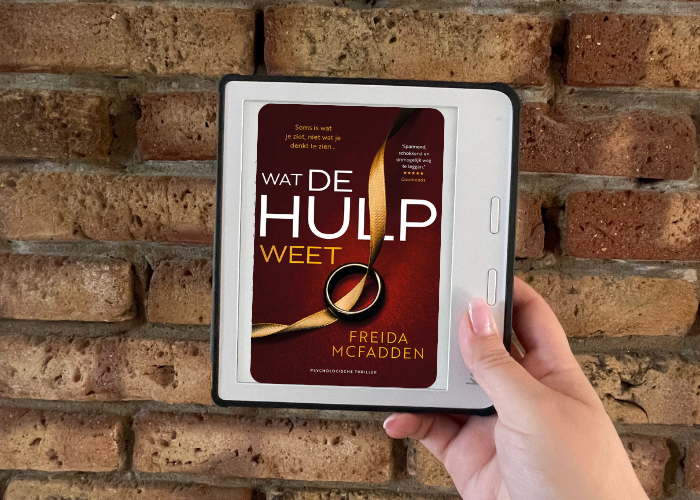 Ereader met ebook 'Wat de hulp weet' van Freida McFadden.