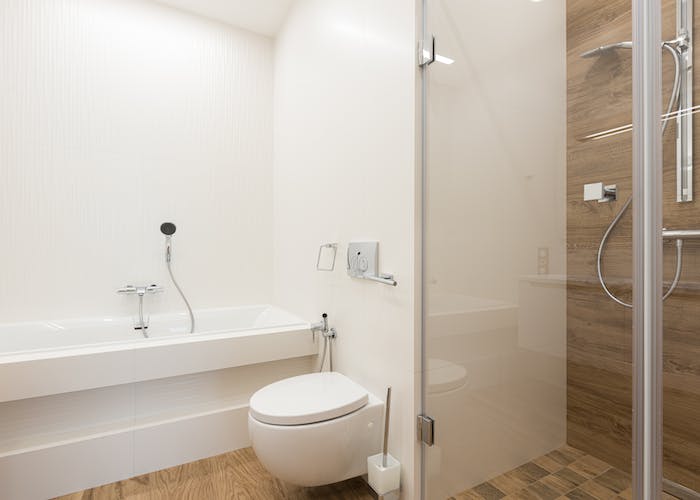 Een badkamer met bad en douche voor kleine kinderen.