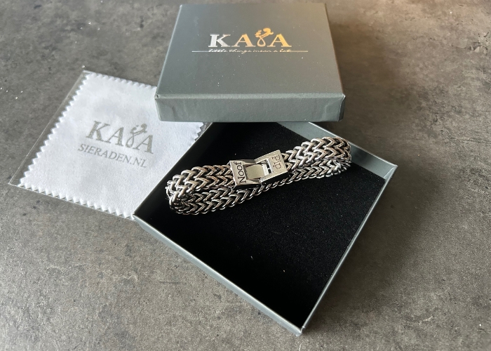 Sieraden met een verhaal: een gegraveerde herenarmband.