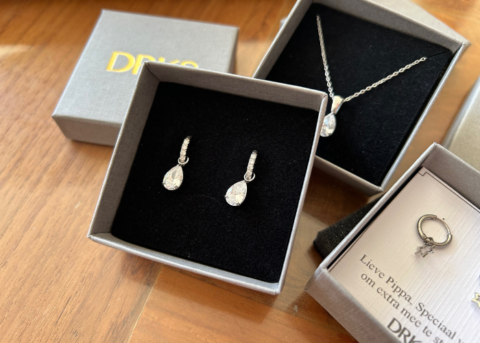DRKS oorbellen en ketting Crystal Drop