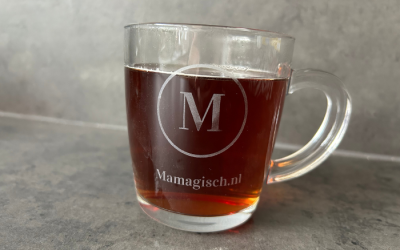 Thee drinken uit mijn eigen gegraveerde theeglazen