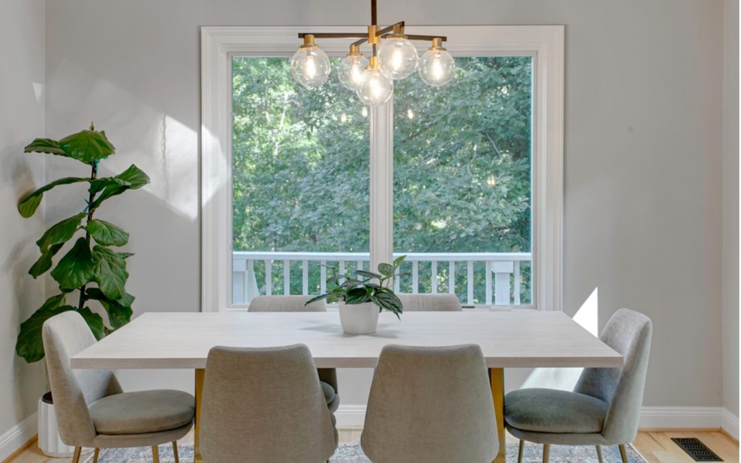 Afbeelding met overdekt, muur, interieurontwerp, raam Bij blog over eetkamer opnieuw inrichten. Automatisch gegenereerde beschrijving