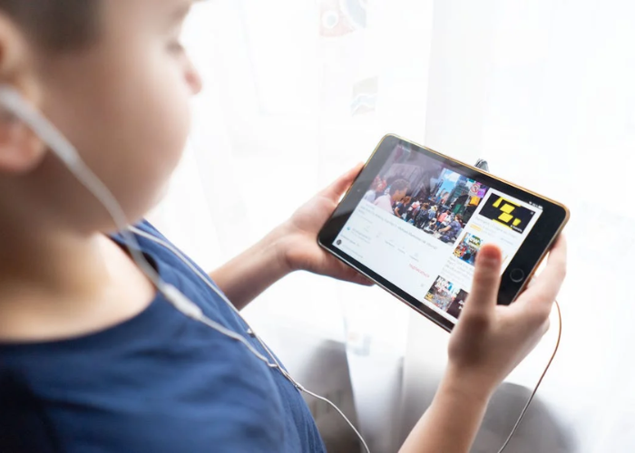 Kind met tablet in de hand.