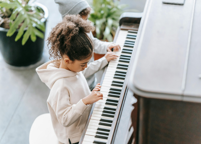 kinderen spelen piano